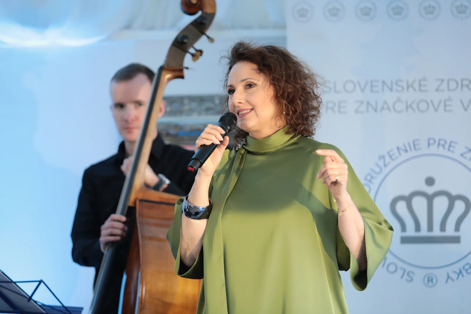 Speváčka jazzového tria pred brandingom podujatia