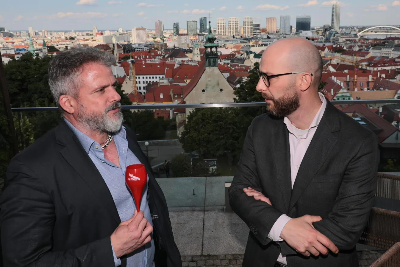 Hostia v rozhovore počas networkingovej časti večera