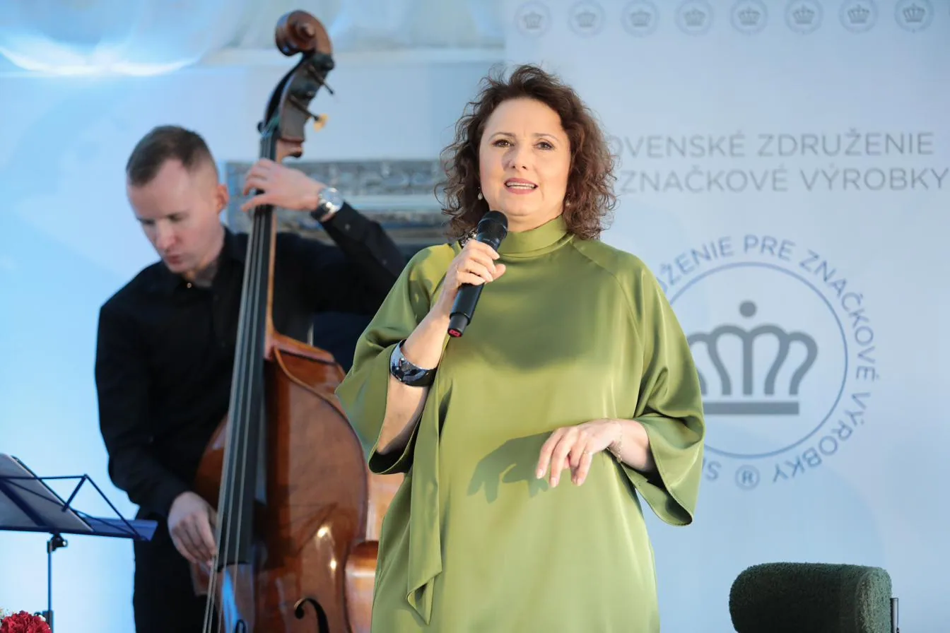 Speváčka a jazzové trio počas živého vystúpenia