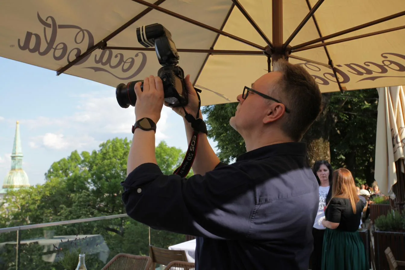Vlado Anjel pri fotografovaní skupinovej fotografie z nadhľadu, Bratislava